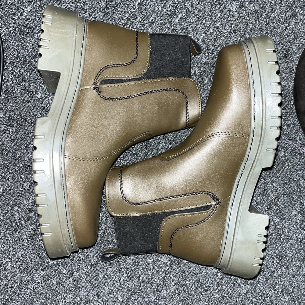 Green leather Chelsea boots with a punk vibe #grunge